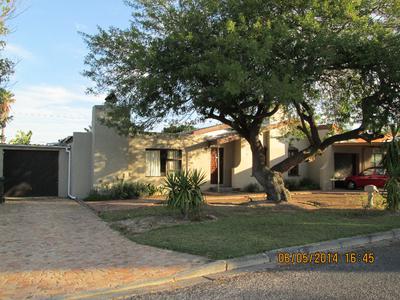 House For Sale in Oakglen, Bellville