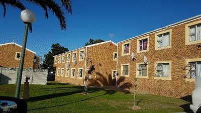 Apartment / Flat For Sale in Oakglen, Bellville