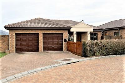 Townhouse For Sale in Durbanville, Durbanville